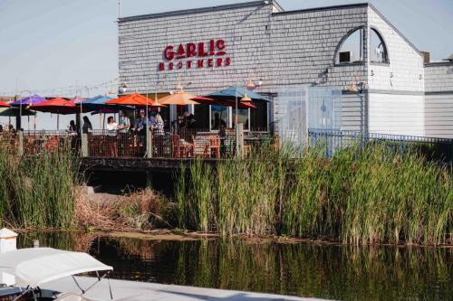 restaurant at marina
